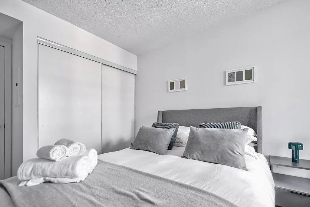 Designer 2Br Downtown Condo, Rogers Center Toronto Apartament