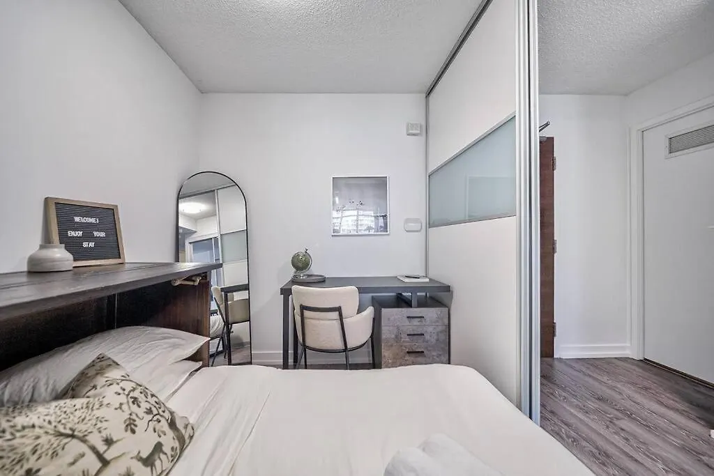 Designer 2Br Downtown Condo, Rogers Center Toronto Canada